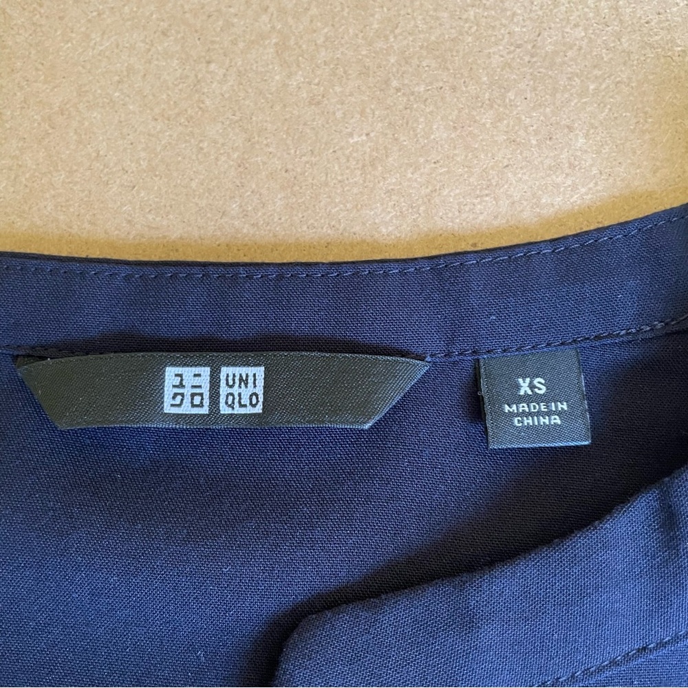 Uniqlo Classic Minimalist Lightweight Navy Blue V-neck Blouse - Picture 6 of 7